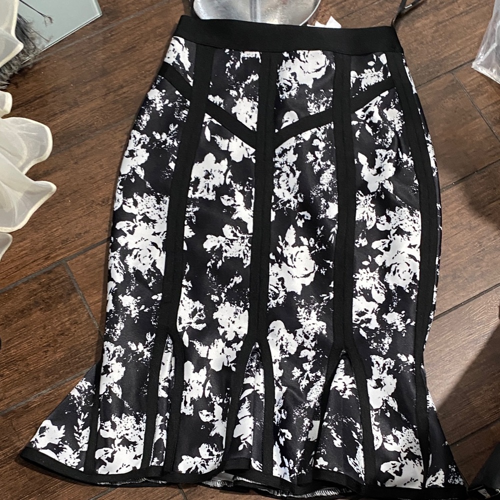 Gracia Black and White Floral Pencil Skirt
